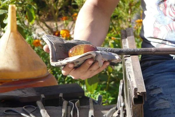 Imagen de exhibición de vidrio soplado en Nuevo Baztán