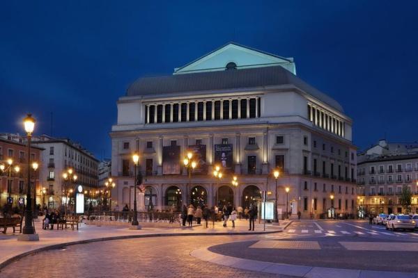 Vista nocturna del Teatro Real desde la plaza de Isabel II