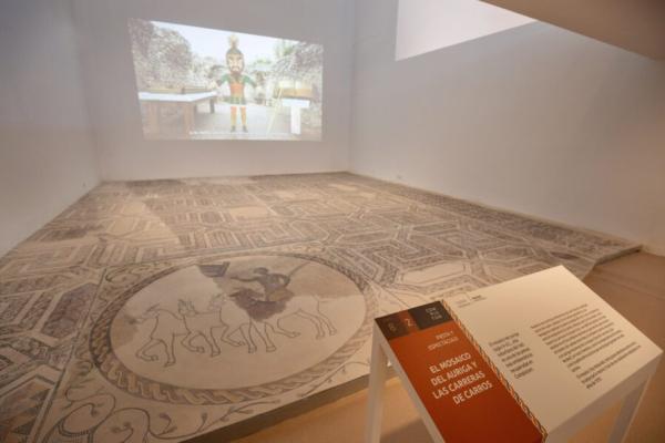 Imagen de una sala con una reproducción de un mosaico del Antiquarium de Complutum