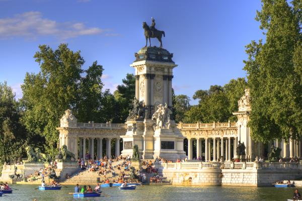 Vista del Estanque Grande del Retiro y el monumento a Alfonso XII