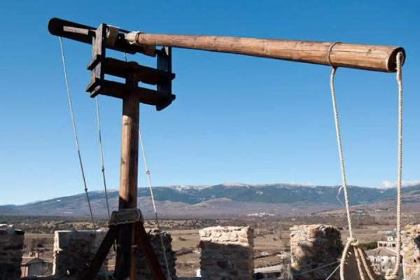 Imagen de una catapulta de la exposición Dos milenios de artillería en Buitrago del Lozoya