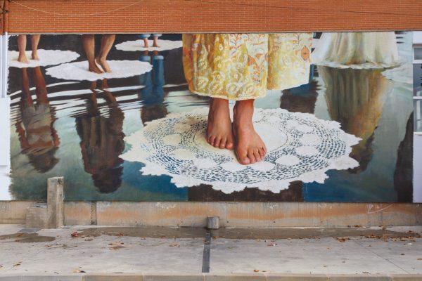 Imagen de los pies de Santa María de la Cabeza sobre un manto tendido en el río en el Mural de Román Linacero