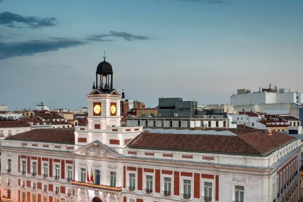 Vista nocturna de la Puerta del Sol