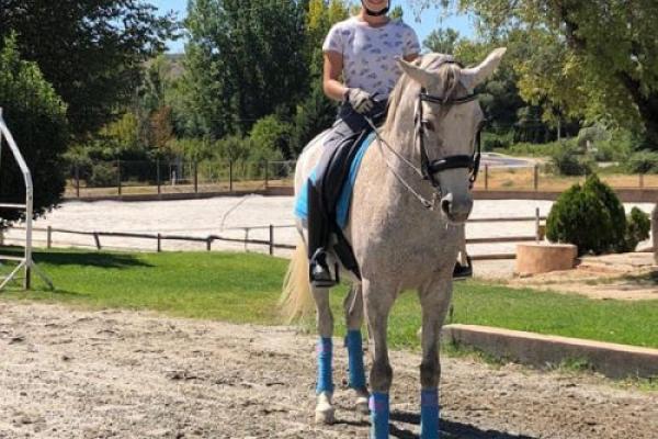 Imagen de una chica montando a caballo