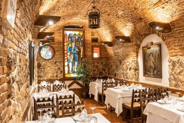 Vista de un salón del restaurante Las Cuevas de Luis Candelas