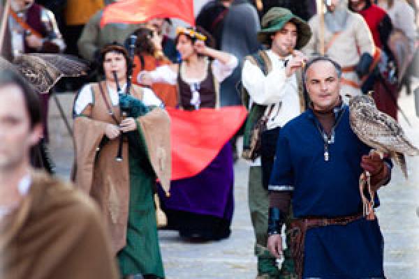 Imagen de gente vestida de la edad Media por el Mercado Medieval de Chinchón