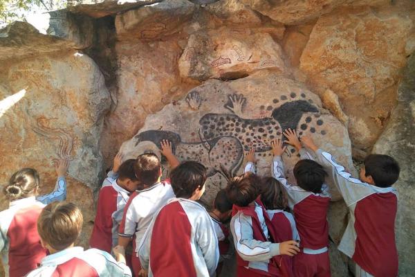 Imagen de un grupo de niños en Arqueopinto