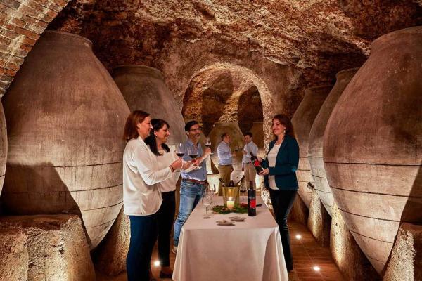 Imagen de unas personas degustando vino en la cueva de Bodegas El Peral de Colmenar de Oreja
