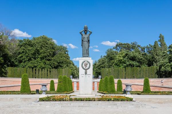 Monumento a Jacinto Benavente