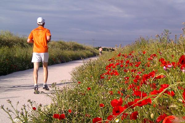 Imagen de gente haciendo deporte en la Vía Verde del Río Guadarrama