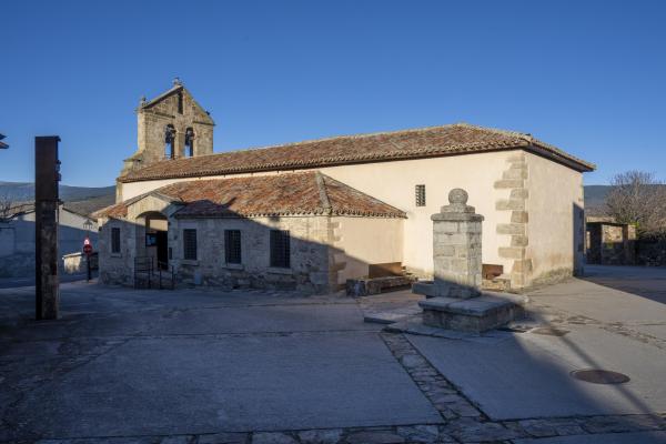 Vista exterior de la iglesia de Santa Ana en Madarcos