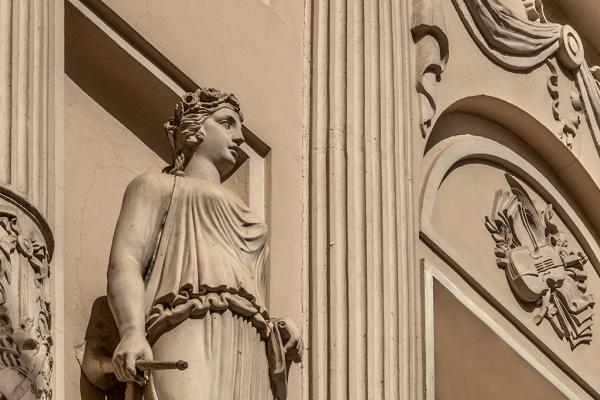 Detalle de la fachada del Teatro de la Zarzuela. Foto: Javier Sánchez / Archivo de la Dirección General de Turismo y Hostelería.
