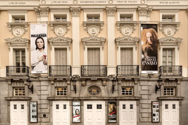 Fachada del Teatro en la Plaza de Santa Ana. Foto: Javier Sanchez / Archivo de la Dirección General de Turismo y Hostelería.