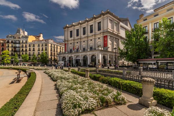 Fachada principal del tatro en la Plaza de Oriente. Foto: Javier Sánchez / Archivo de la Dirección General de Turismo y Hostelería.