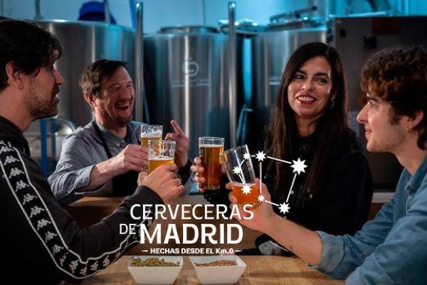 Imagen de amigos tomando unas cervezas artesanas