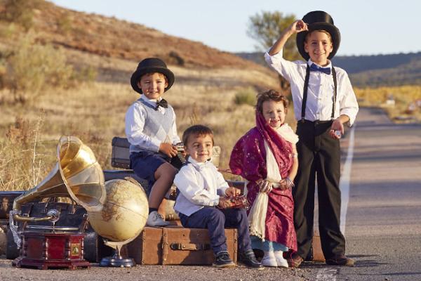 varios niños disfrazados en el campo para sesión de fotografía