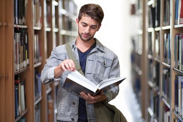 Estudiante de español en una biblioteca