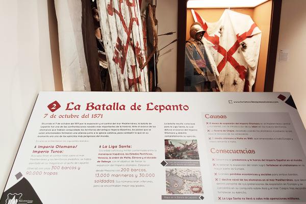 Imagen de un panel informativo y una armadura de los tercios del Museo de los Tercios de Villarejo de Salvanés
