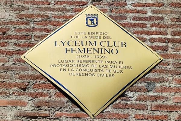 Casa de las siete chimeneas, placa conmemorativa del Lyceum Club Femenino. Foto: Mentxuwiki, CC. 