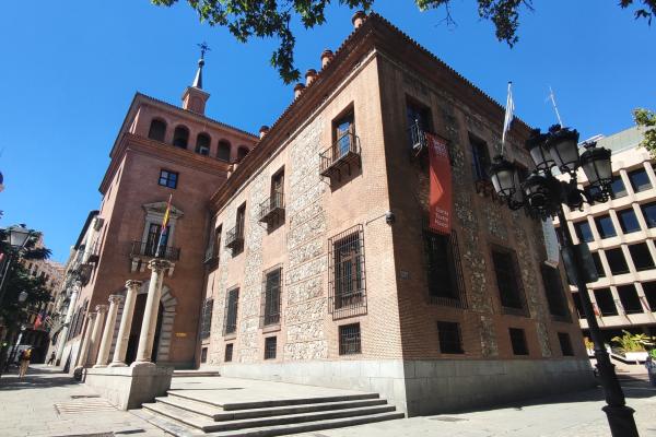Casa de las siete chimeneas, actual Ministerio de Cultura y sede  del Lyceum Club Femenino entre 1926 y 1939. Foto: Mentxuwiki, CC. 