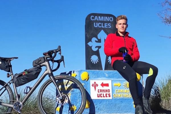 Mojón con señal del Camino de Uclés